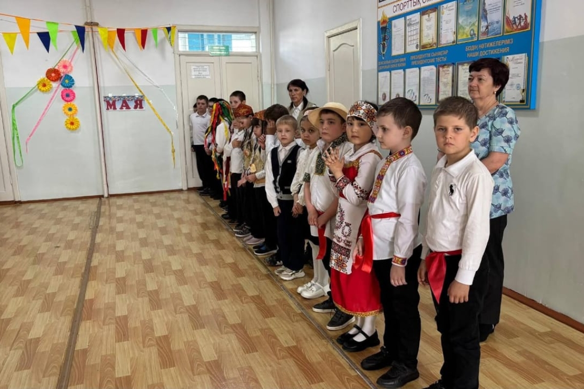 В КГУ «Мичуринская средняя школа» прошла торжественная линейка, посвящённая Дню единства народа Казахстана .